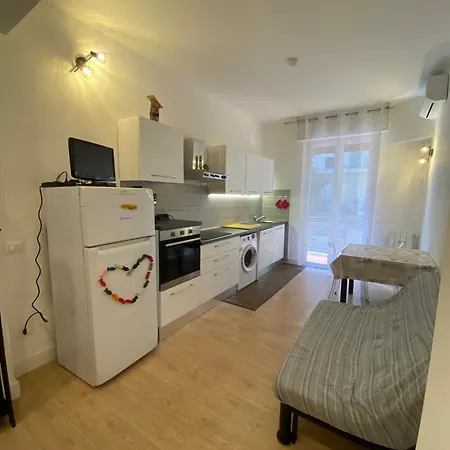 Airali House アパート