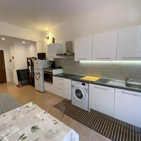 Airali House アパート アルベンガ