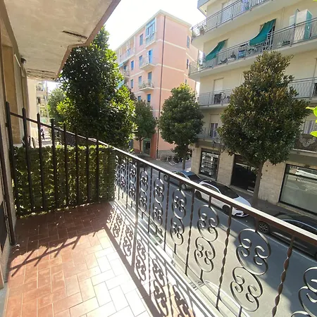 Airali House * アルベンガ